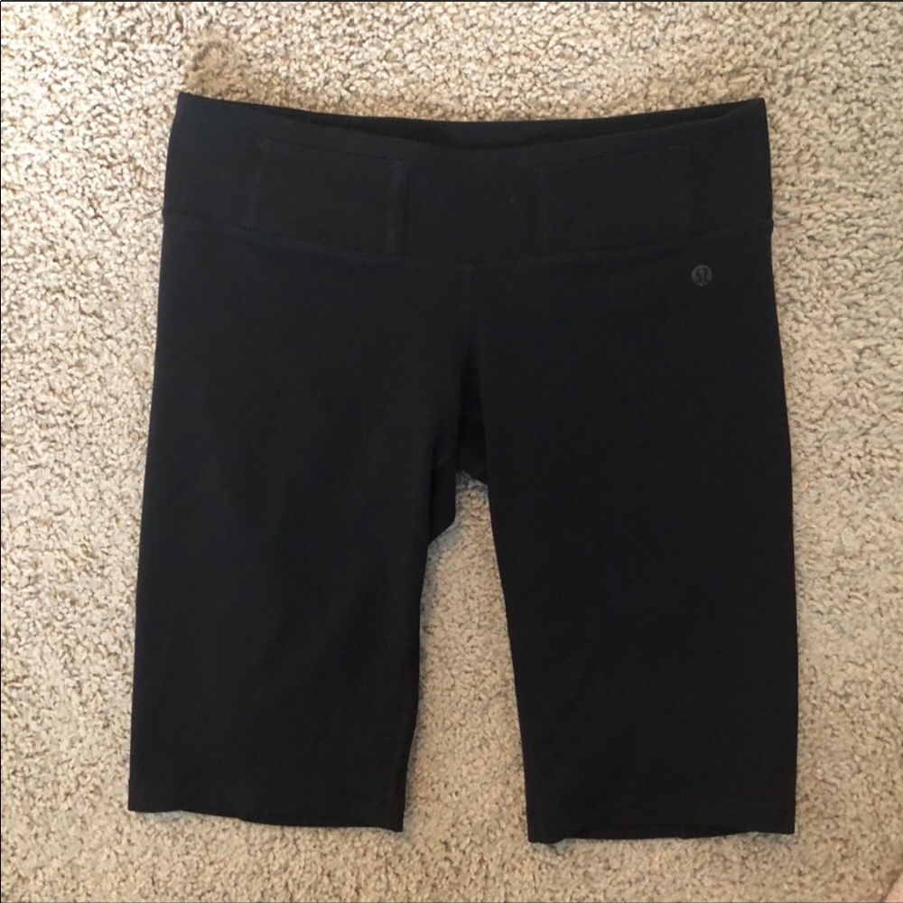 LULU BIKER SHORTS SIZE 4!! like new.